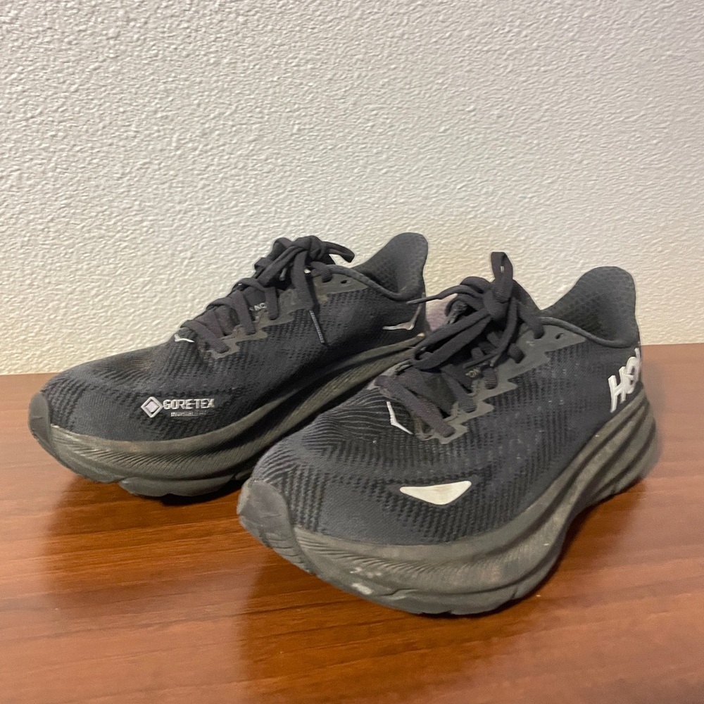 Hoka Clifton 9 GORE-TEX Size 7, Women’s Used